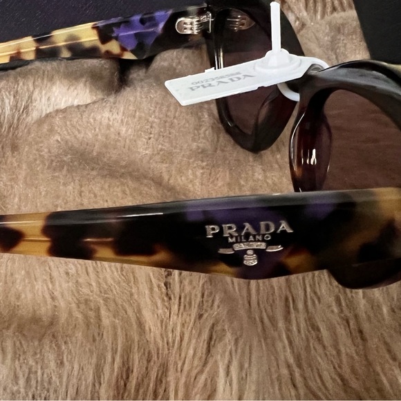 Prada Women sunglasses; The chunky temples with the iconic Prada logo. New. - Picture 2 of 3
